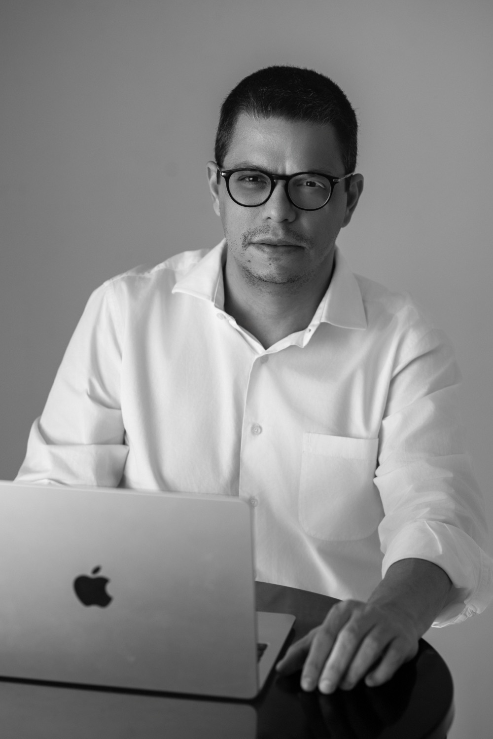 Henrique Neto trabalhando no computador, gestor de tráfego em João Pessoa - PB
